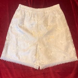Vintage 90s Vi Niece Ivory Sheer Lace with Lining Knee Length Shorts Size Medium